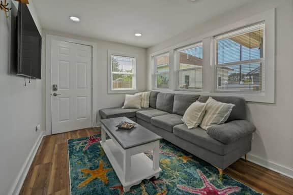 Teaches Hideaway| Golf Cart~Downtown Beaufort~2BR - Image 3